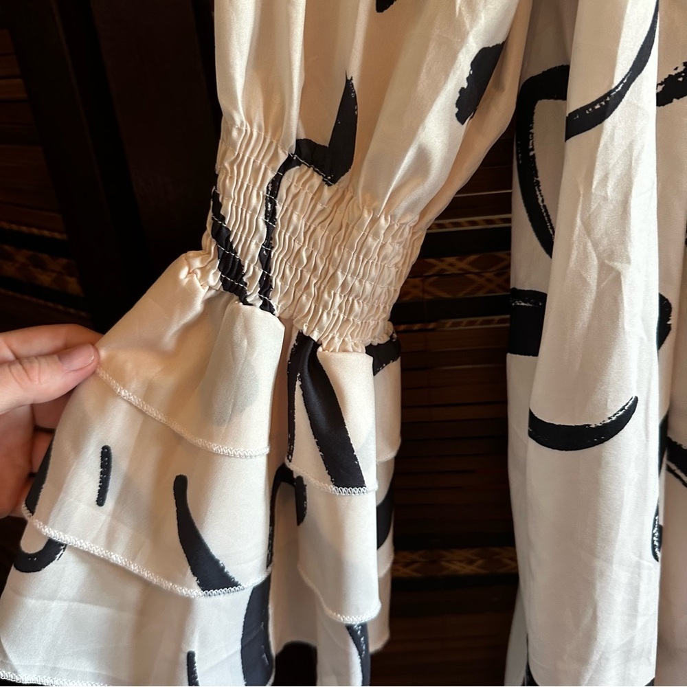 🌟3/$20🌟 Graphic black and cream Print Off Shoulder Layered Sleeve Dres - Picture 6 of 9